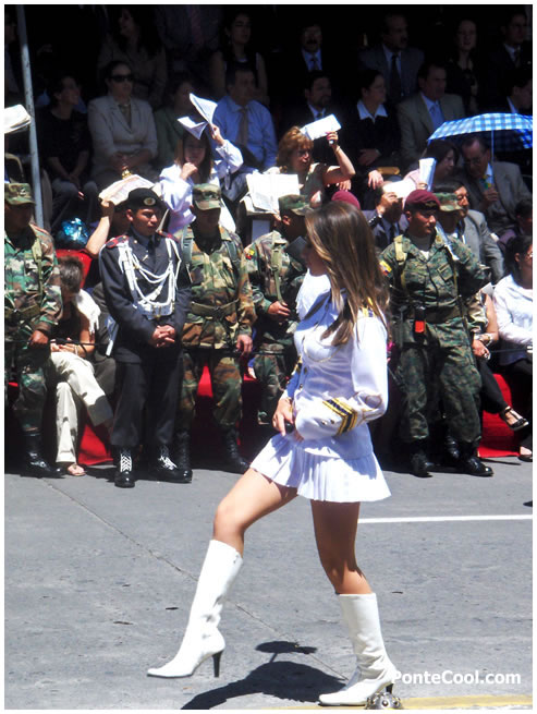 Elegante paso de las Bastoneras del Colegio La Salle