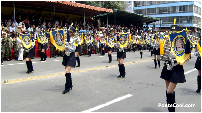 Banda de gala del Colegio Nacional Rumi&ntilde;ahui 