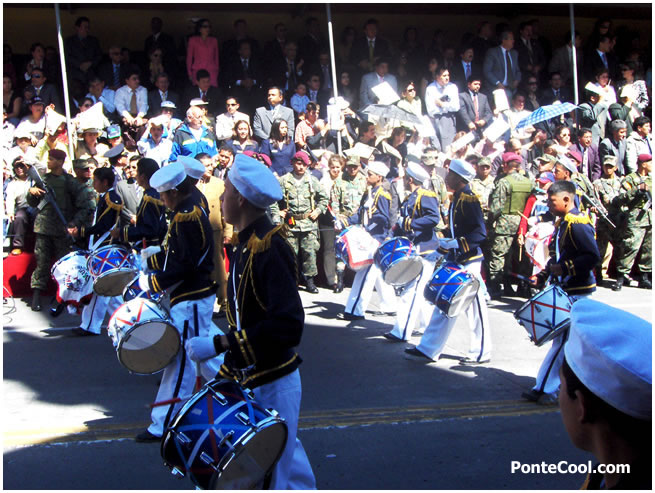 La juventud rindiendo culto a la ilustre ciudad de Ambato