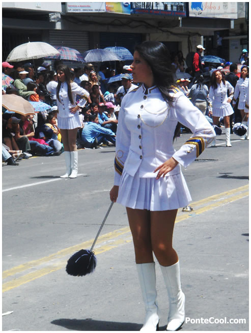 Bastoneras del colegio La Salle en otro sector del desfile