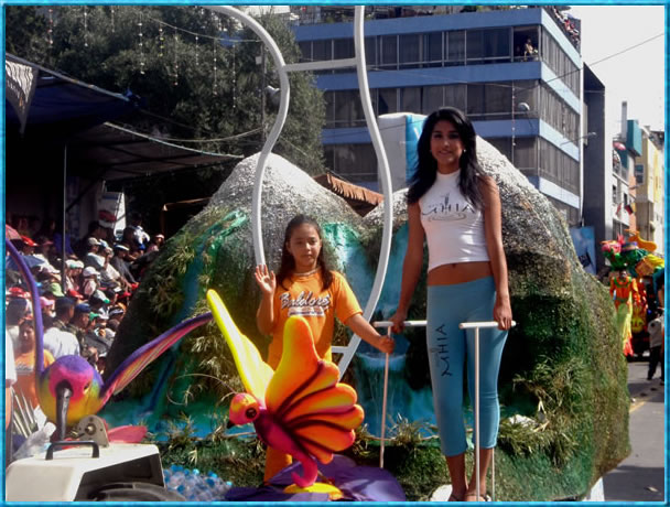 Carro aleg&oacute;rico abriendo el desfile del FFF Ambato 2008