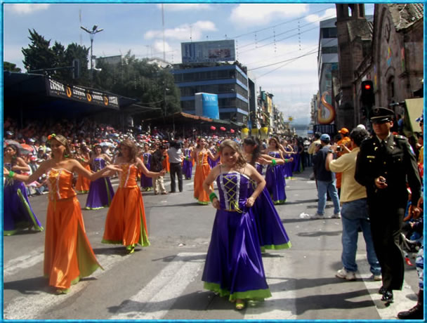 Vistosos trajes de las participantes del desfile de la F.F.F. Ambato 2008