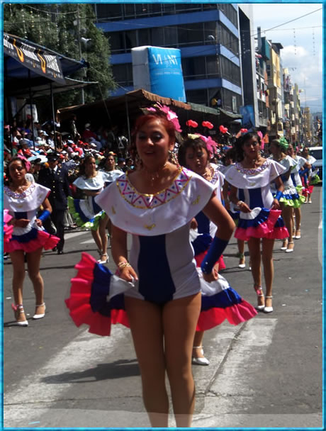 Trajes vistosos de esta coreograf&iacute;a