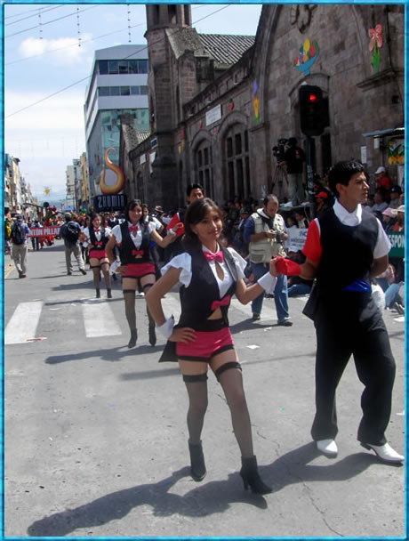Elejantes lucen los participantes de la coreograf&iacute;a