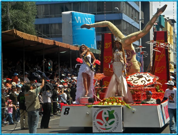 Reinas participantes en el desfile F.F.F Ambato 2008