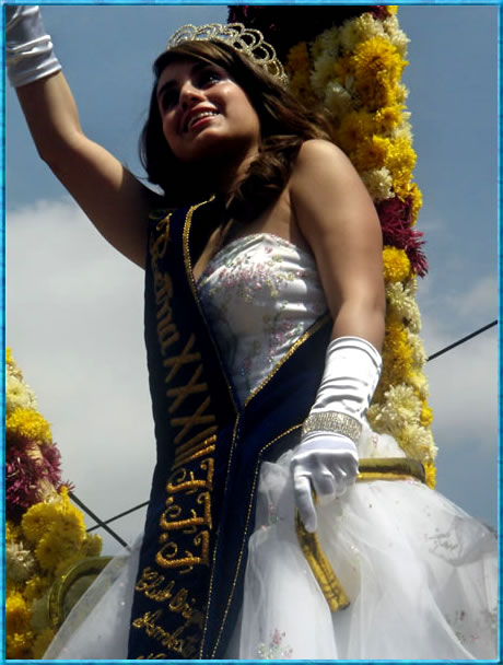 Hermosa reina participante del desfile de la F.F.F