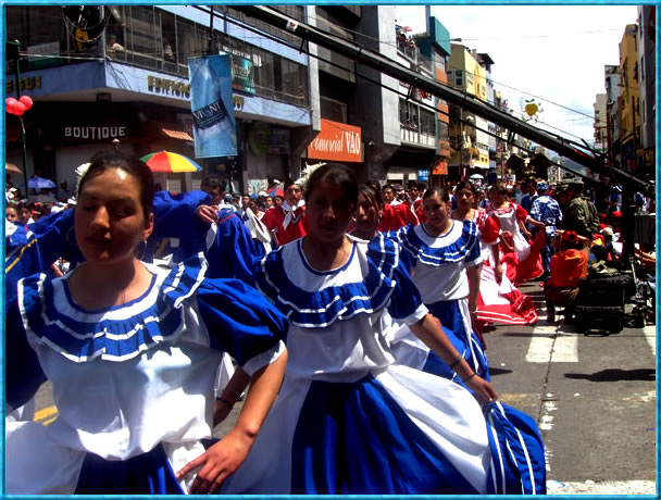 Con trajes galantes lucen las participantes en el desfile