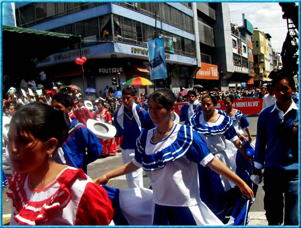 Con trajes galantes lucen las participantes en el desfile