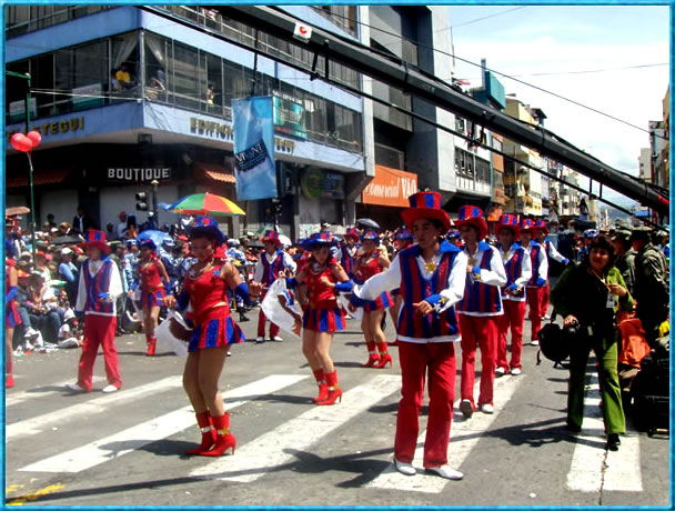 La gente disfrut&oacute; a lo m&aacute;ximo del desfile de la F.F.F. Ambato 2008