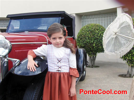 Ni&ntilde;os con trajes de la &eacute;poca colonial en el Club Tungurahua