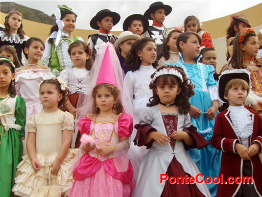 Ni&ntilde;os con trajes de la &eacute;poca colonial en el Club Tungurahua