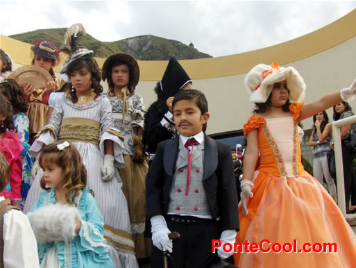 Ni&ntilde;os con trajes de la &eacute;poca colonial en el Club Tungurahua