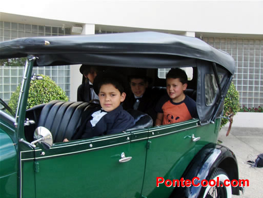 Ni&ntilde;os con trajes de la &eacute;poca colonial en el Club Tungurahua