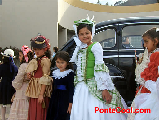 Ni&ntilde;os con trajes de la &eacute;poca colonial en el Club Tungurahua