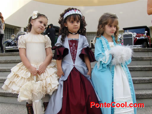 Ni&ntilde;os con trajes de la &eacute;poca colonial en el Club Tungurahua
