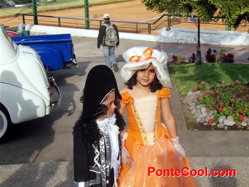 Ni&ntilde;os con trajes de la &eacute;poca colonial en el Club Tungurahua
