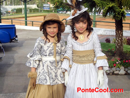 Ni&ntilde;os con trajes de la &eacute;poca colonial en el Club Tungurahua