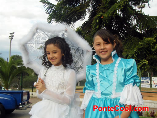 Ni&ntilde;os con trajes de la &eacute;poca colonial en el Club Tungurahua