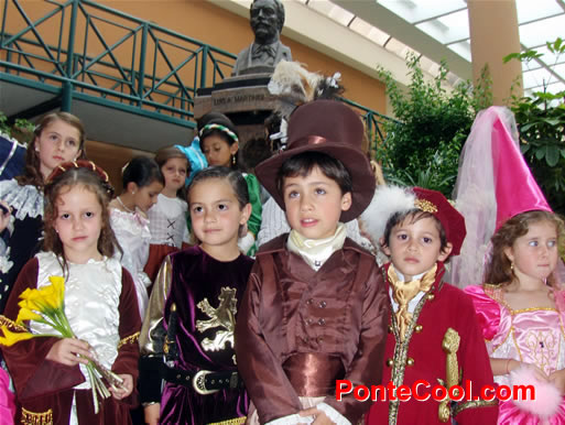 Ni&ntilde;os con trajes de la &eacute;poca colonial en el Club Tungurahua