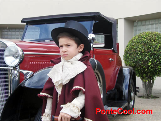 Ni&ntilde;os con trajes de la &eacute;poca colonial en el Club Tungurahua