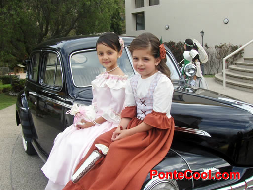 Ni&ntilde;os con trajes de la &eacute;poca colonial en el Club Tungurahua
