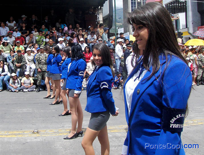 Señoritas del grupo de protocolo del Ambato