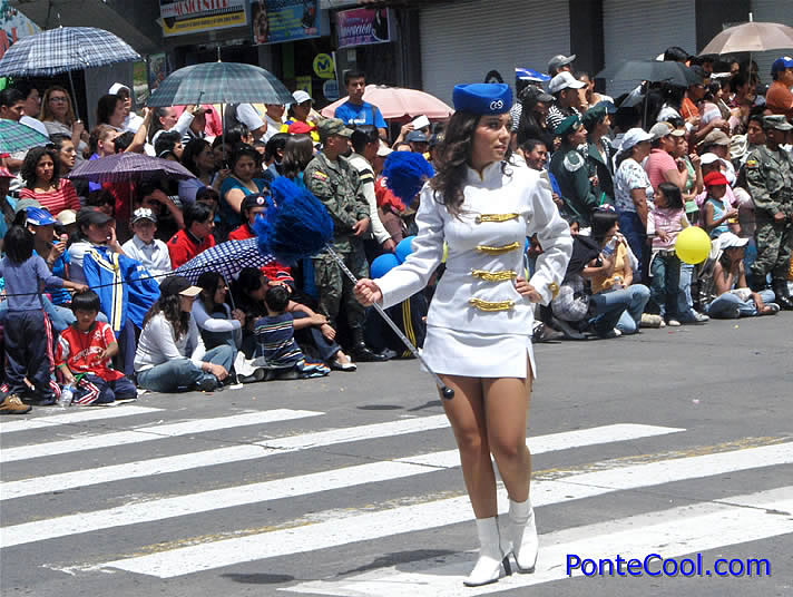 Hermosa bastonera del Colegio Ambato