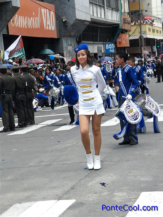 Magnífica presentación en el desfile del 12