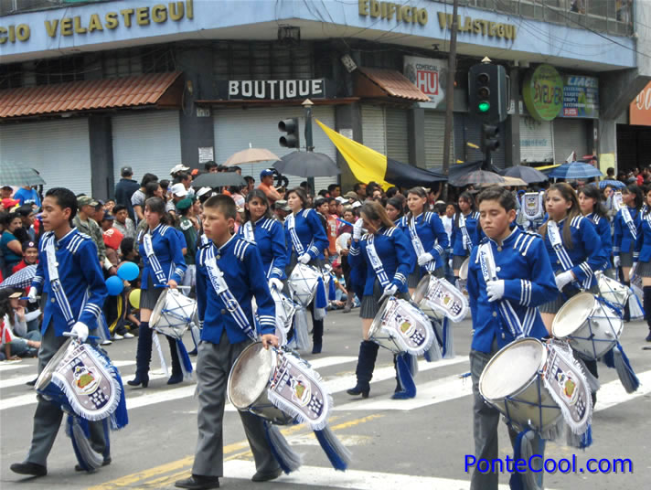 Banda de gala del Colegio Ambato