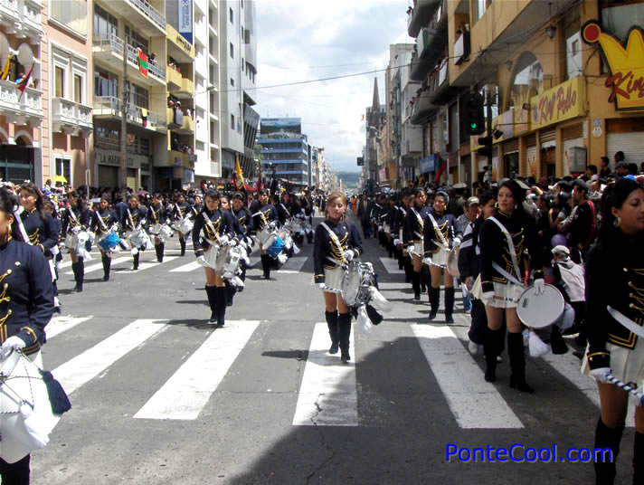 Al ritmo de marcha la gente disfruta del desfile de independencia de Ambato