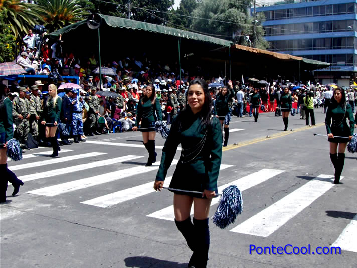 Hermosa bastonera del Colegio Indoamerica