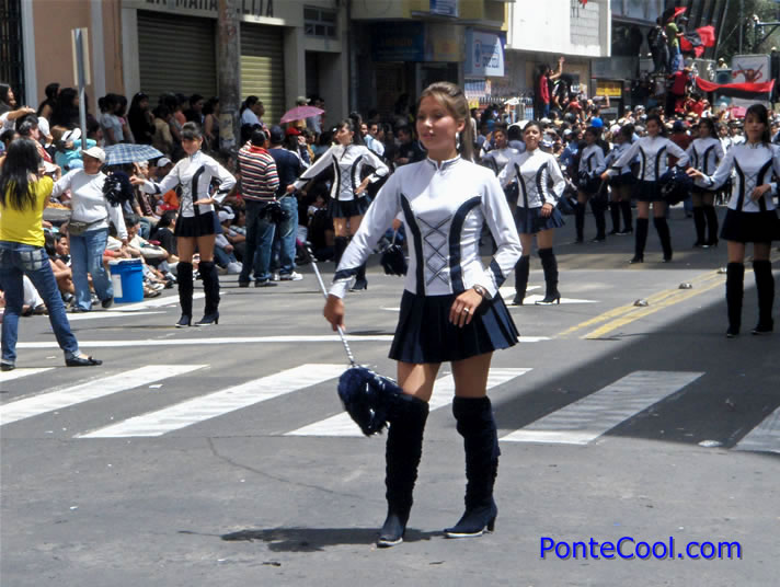 Hermosa bastonera del colegio La Inmaculada