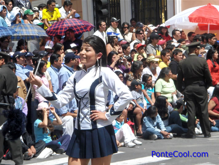 Gran cantidad de público observa el paso del Colegio la Inmaculada