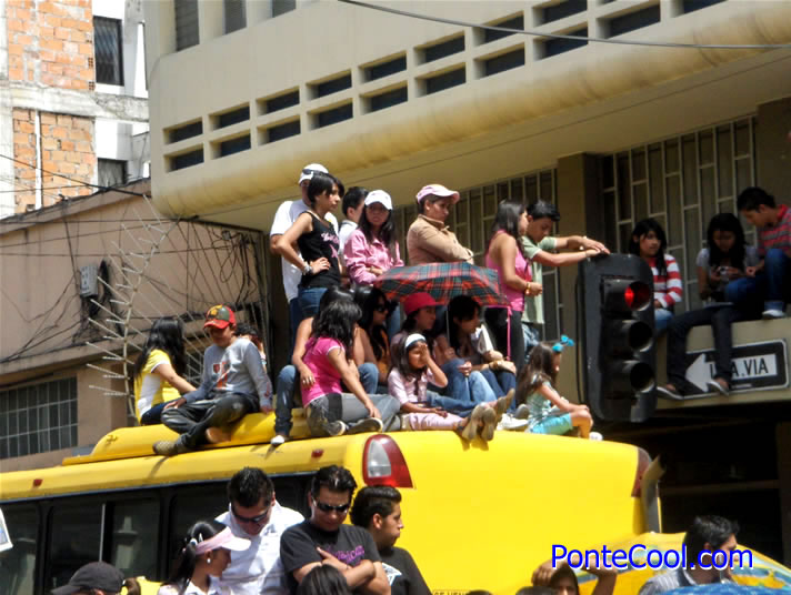 Estudiantes alentando a su colegio