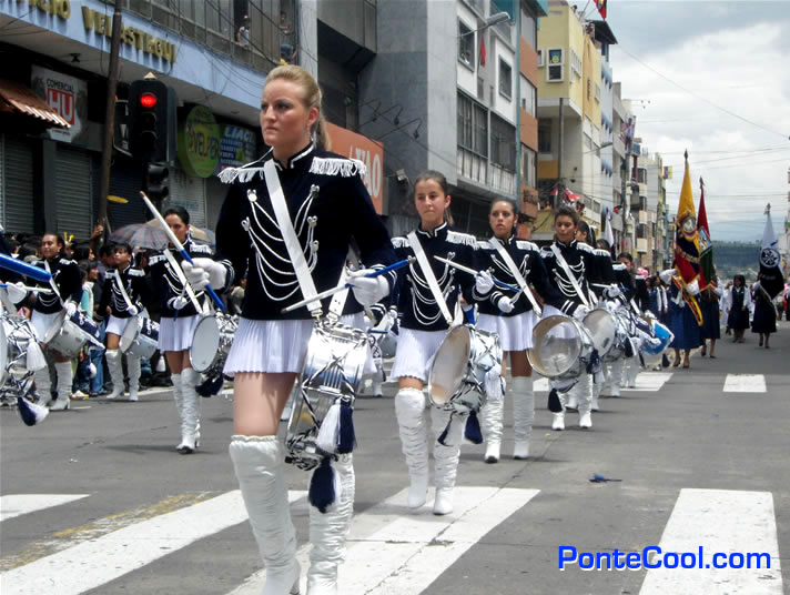 Elegantes trajes de las integrantes de la banda de gala
